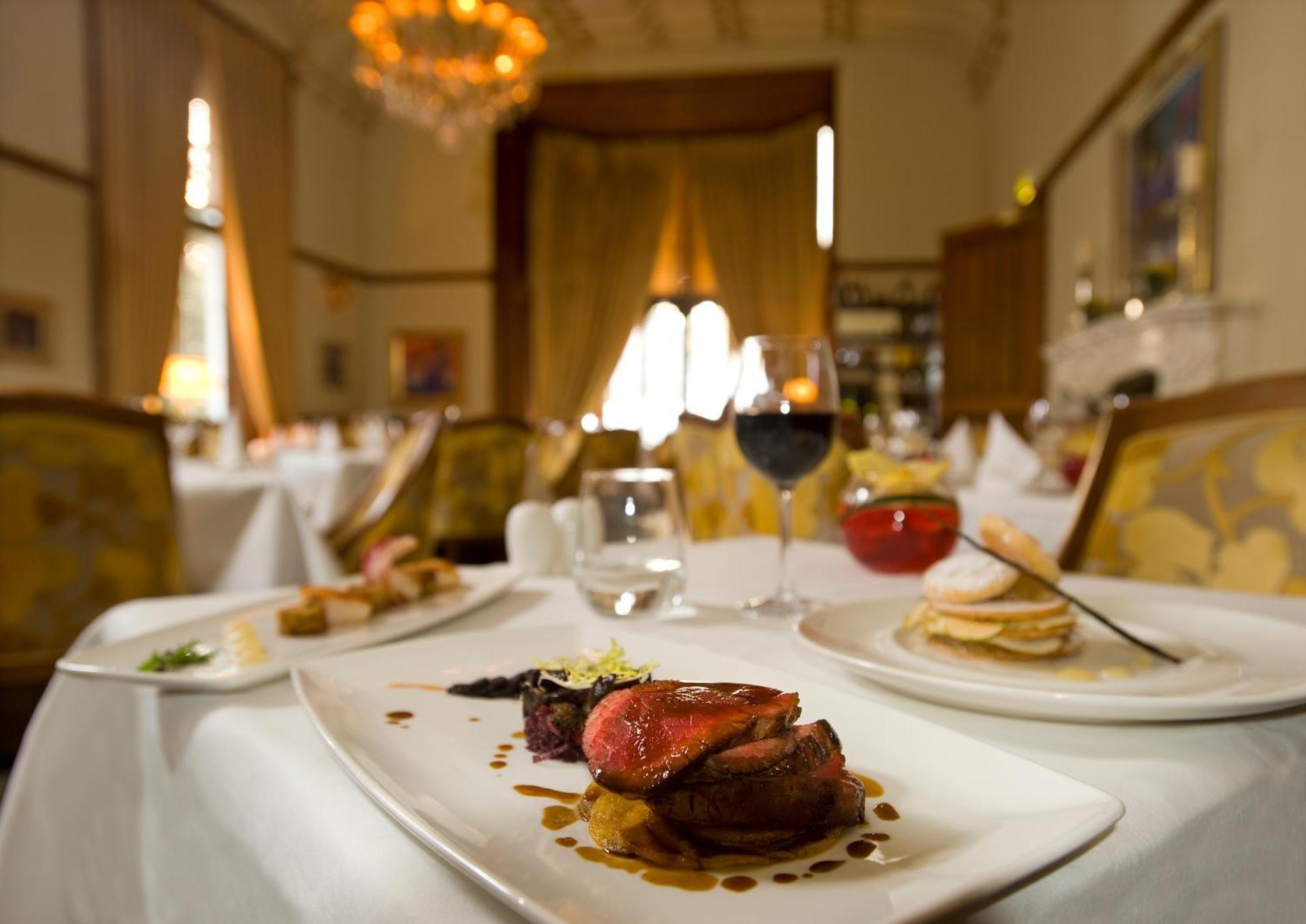 Mar Hall Golf & Spa Resort บิช็อปตัน ภายนอก รูปภาพ A meal at the restaurant