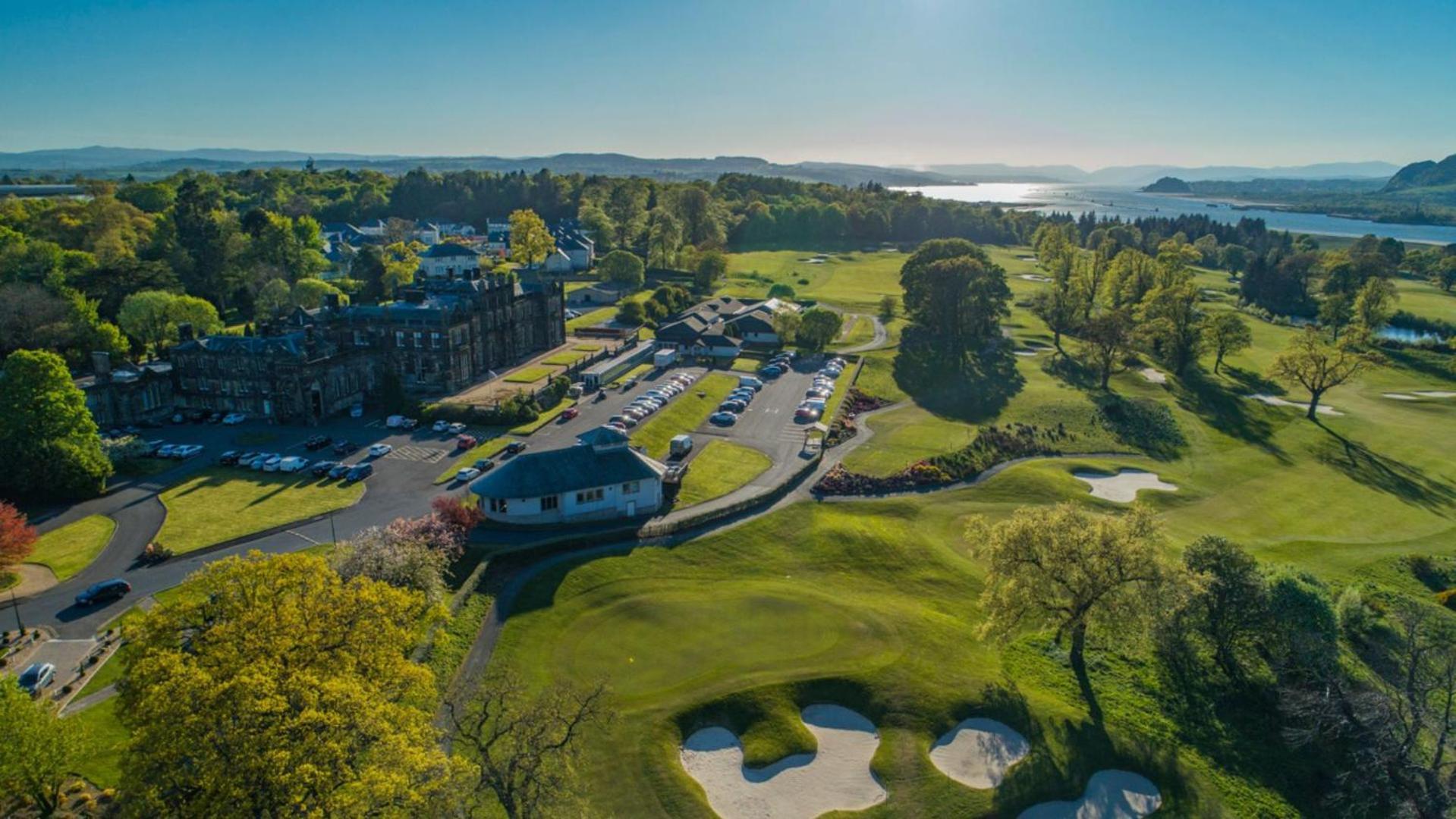 Mar Hall Golf & Spa Resort บิช็อปตัน ภายนอก รูปภาพ The 18th hole at the Old Course, with the clubhouse in the background