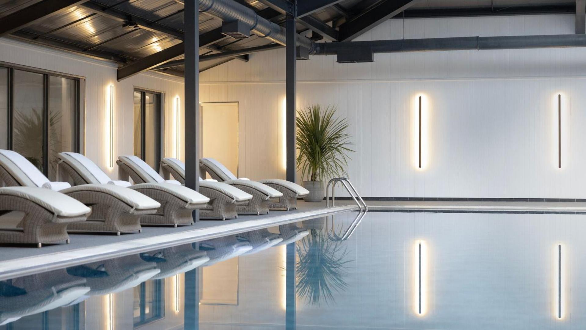 Mar Hall Golf & Spa Resort บิช็อปตัน ภายนอก รูปภาพ The swimming pool at the hotel