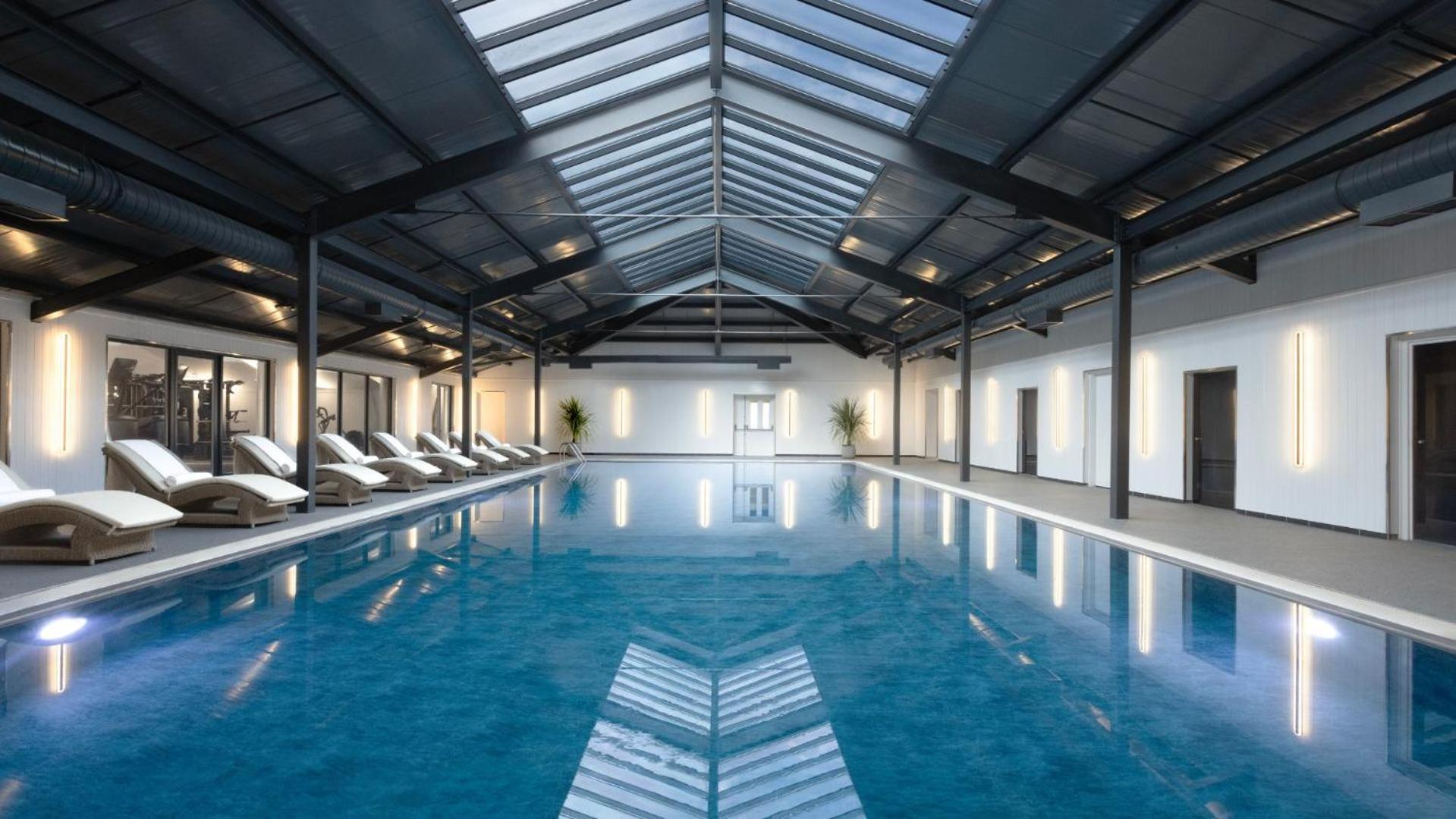 Mar Hall Golf & Spa Resort บิช็อปตัน ภายนอก รูปภาพ The swimming pool at the hotel