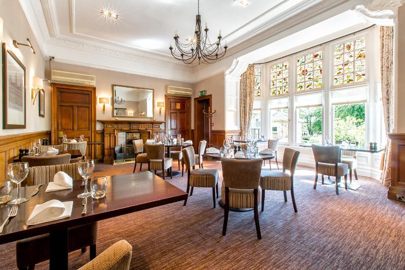 Mar Hall Golf & Spa Resort บิช็อปตัน ภายนอก รูปภาพ The restaurant at The Old Vicarage Hotel